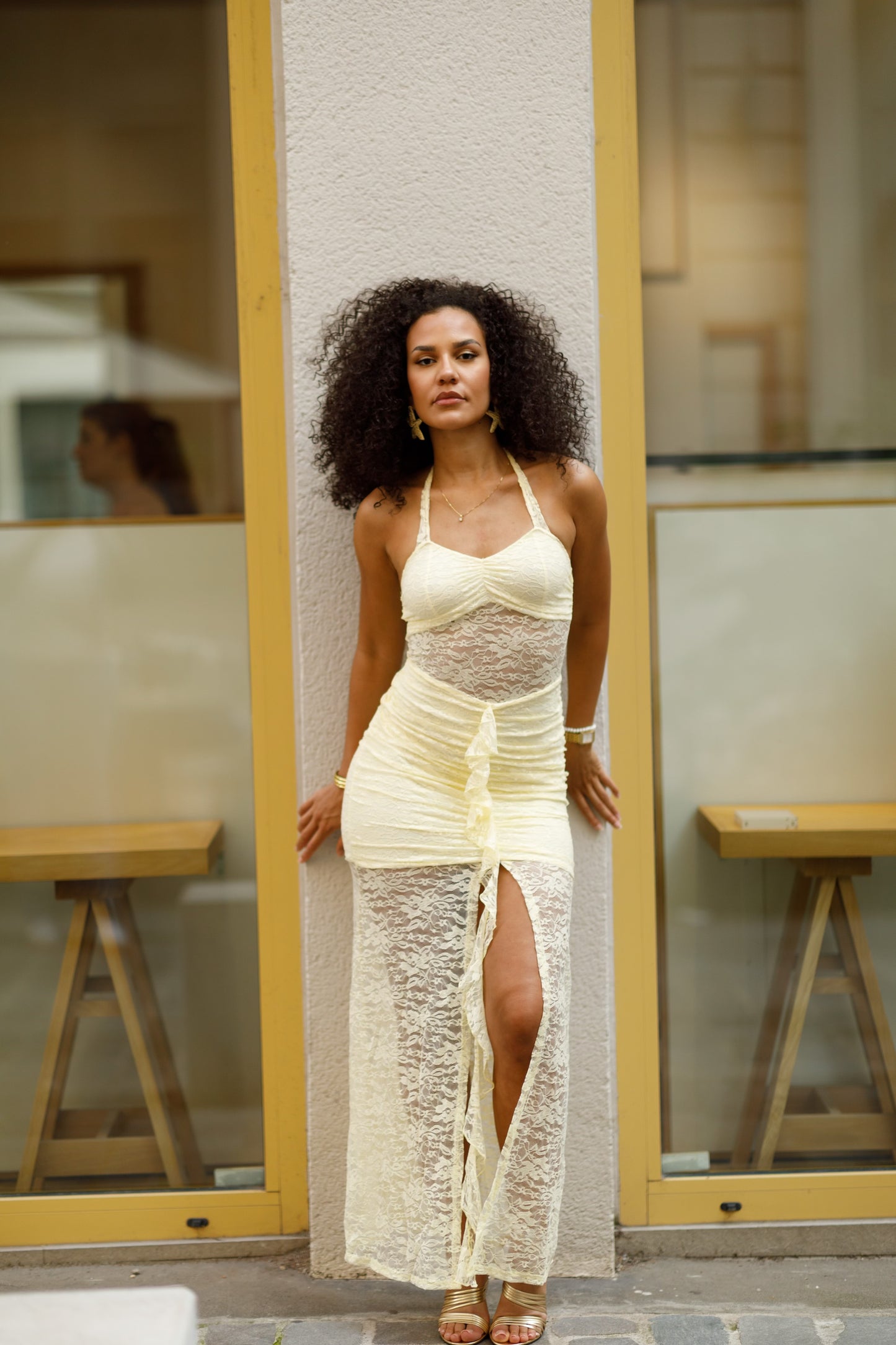 Robe longue jaune pastel en dentelle – Dos nu et fente élégante