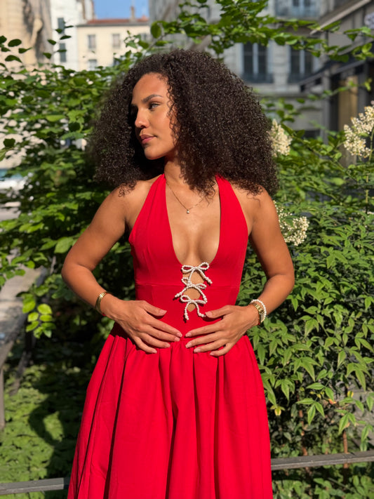 Robe rouge patineuse mi-longue – Dos nu & nœuds perles