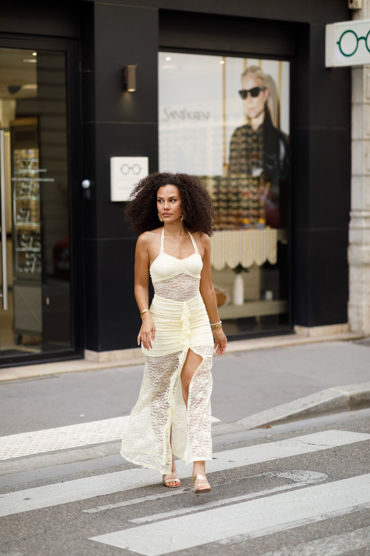 Robe longue jaune pastel en dentelle – Dos nu et fente élégante