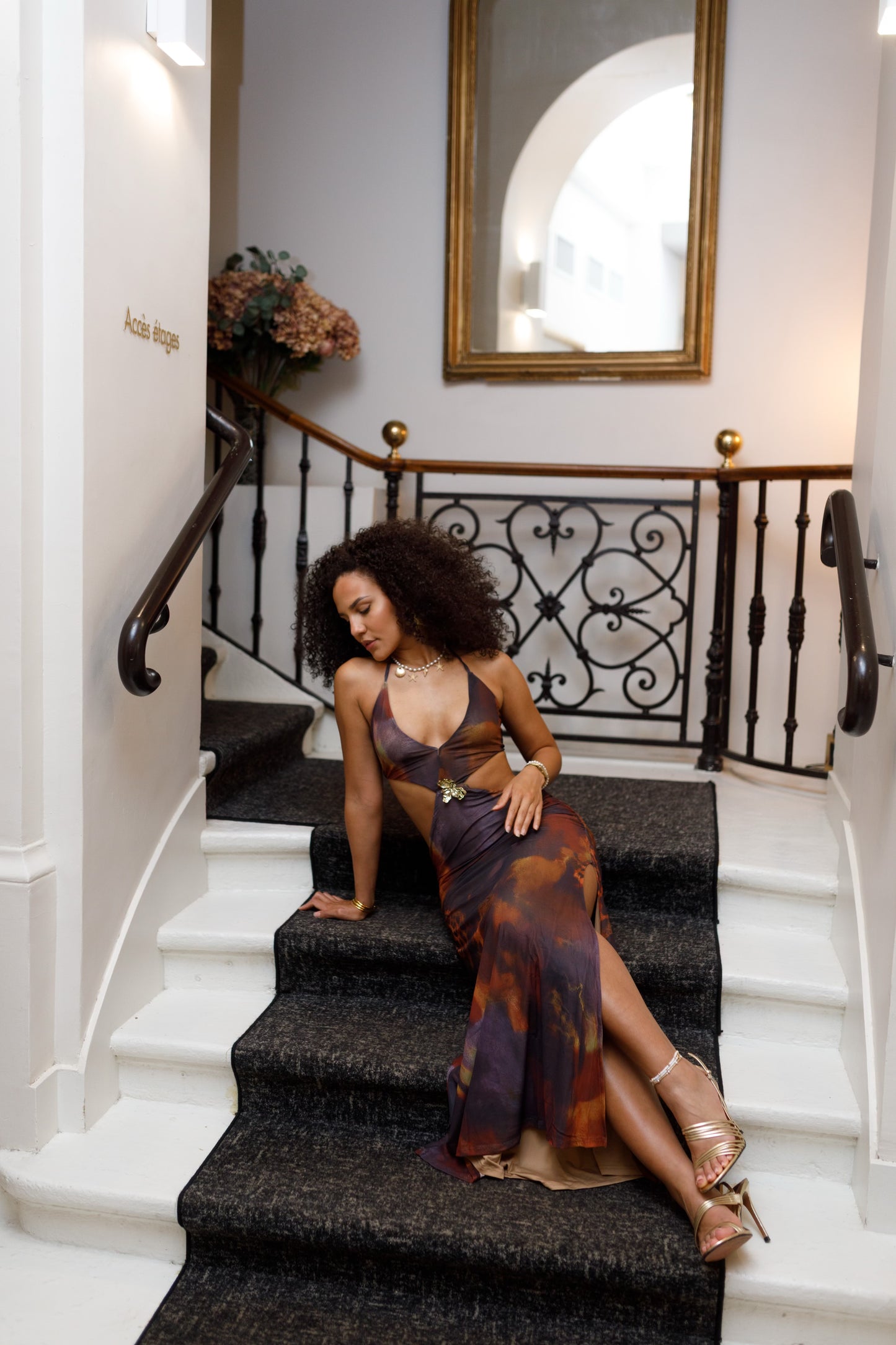 Robe longue imprimée – Détail fleur & dos nu
