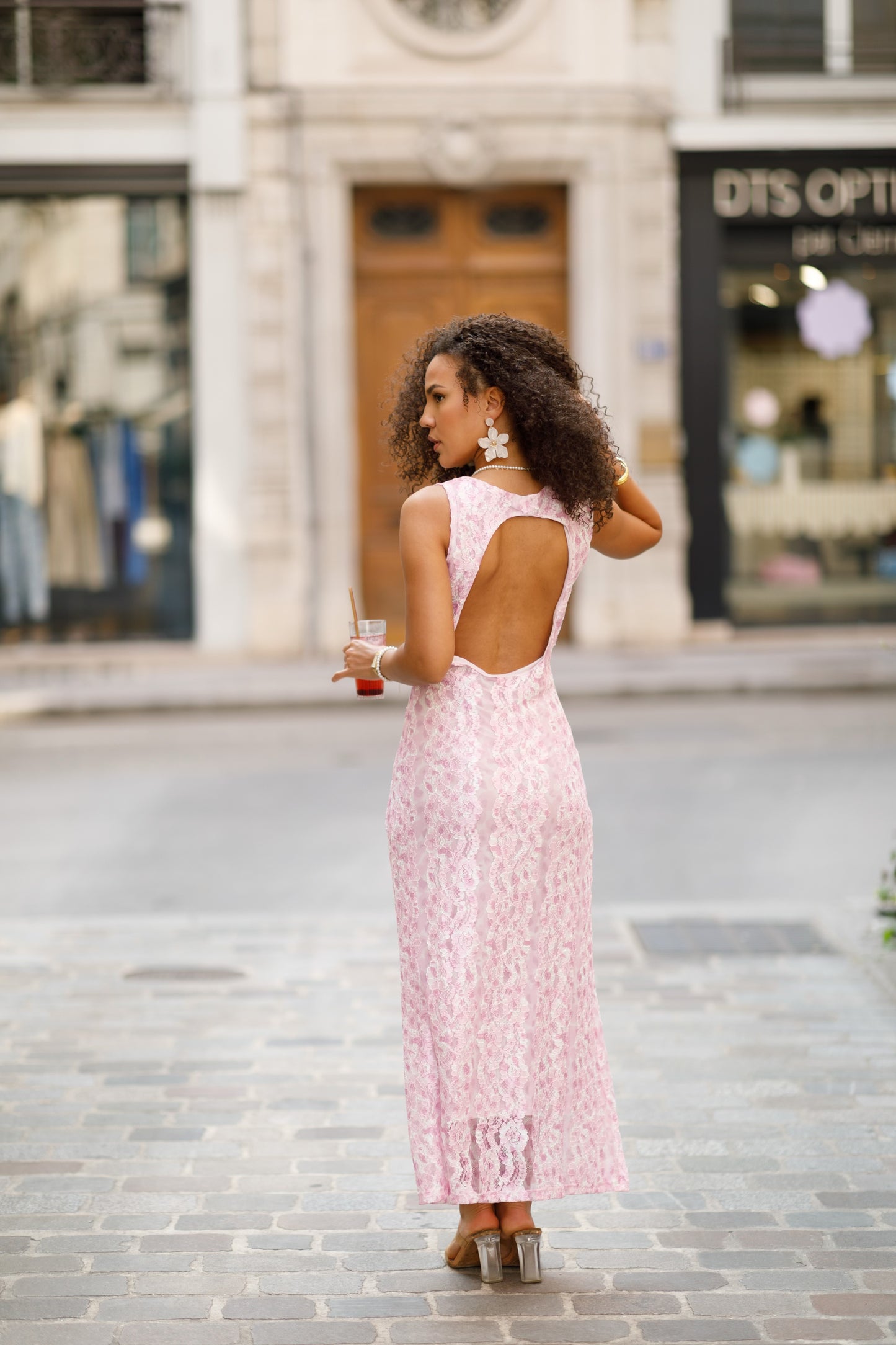 Robe longue rose en dentelle fleurie – Dos