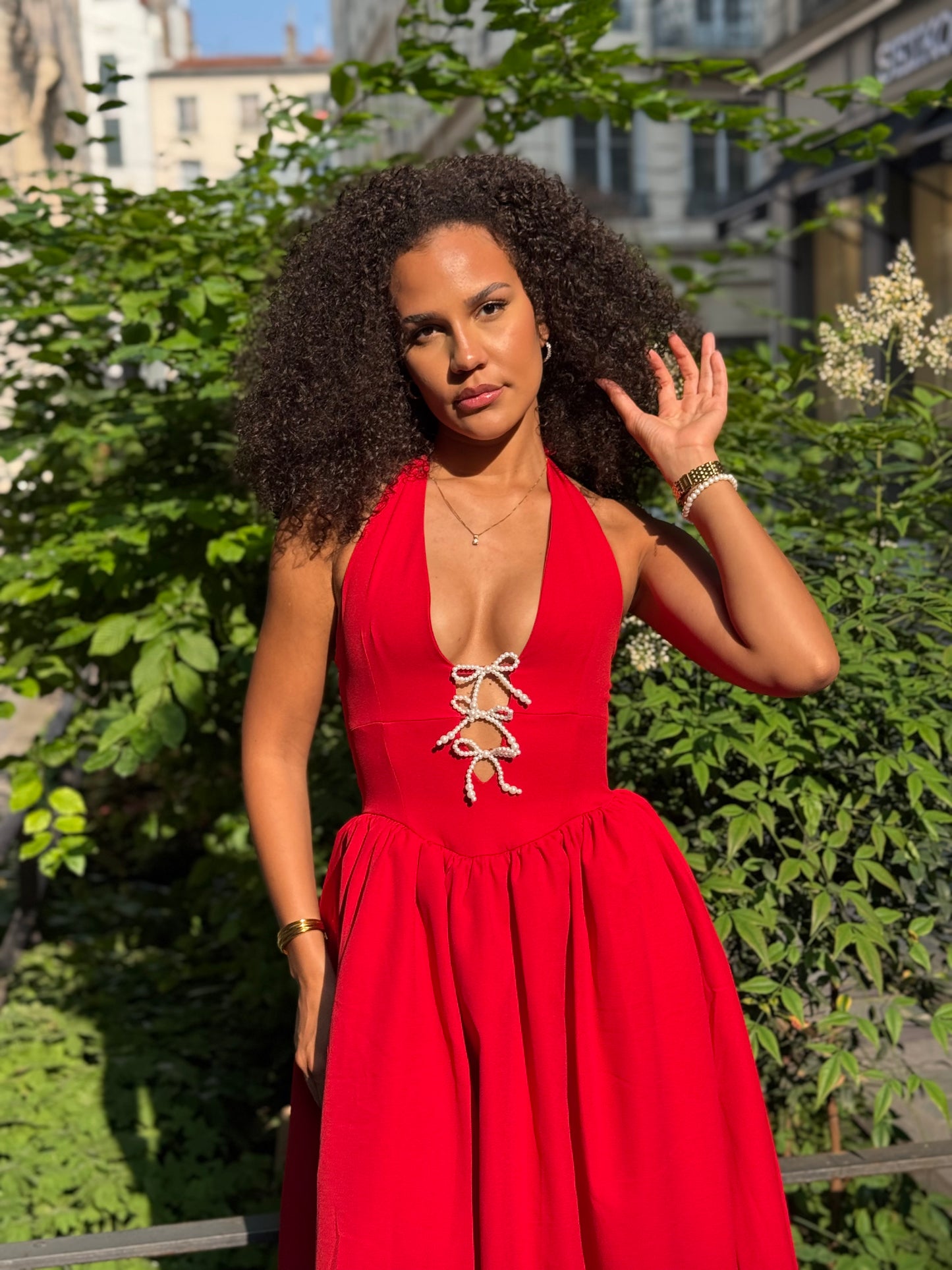 Robe rouge patineuse mi-longue – Dos nu & nœuds perles
