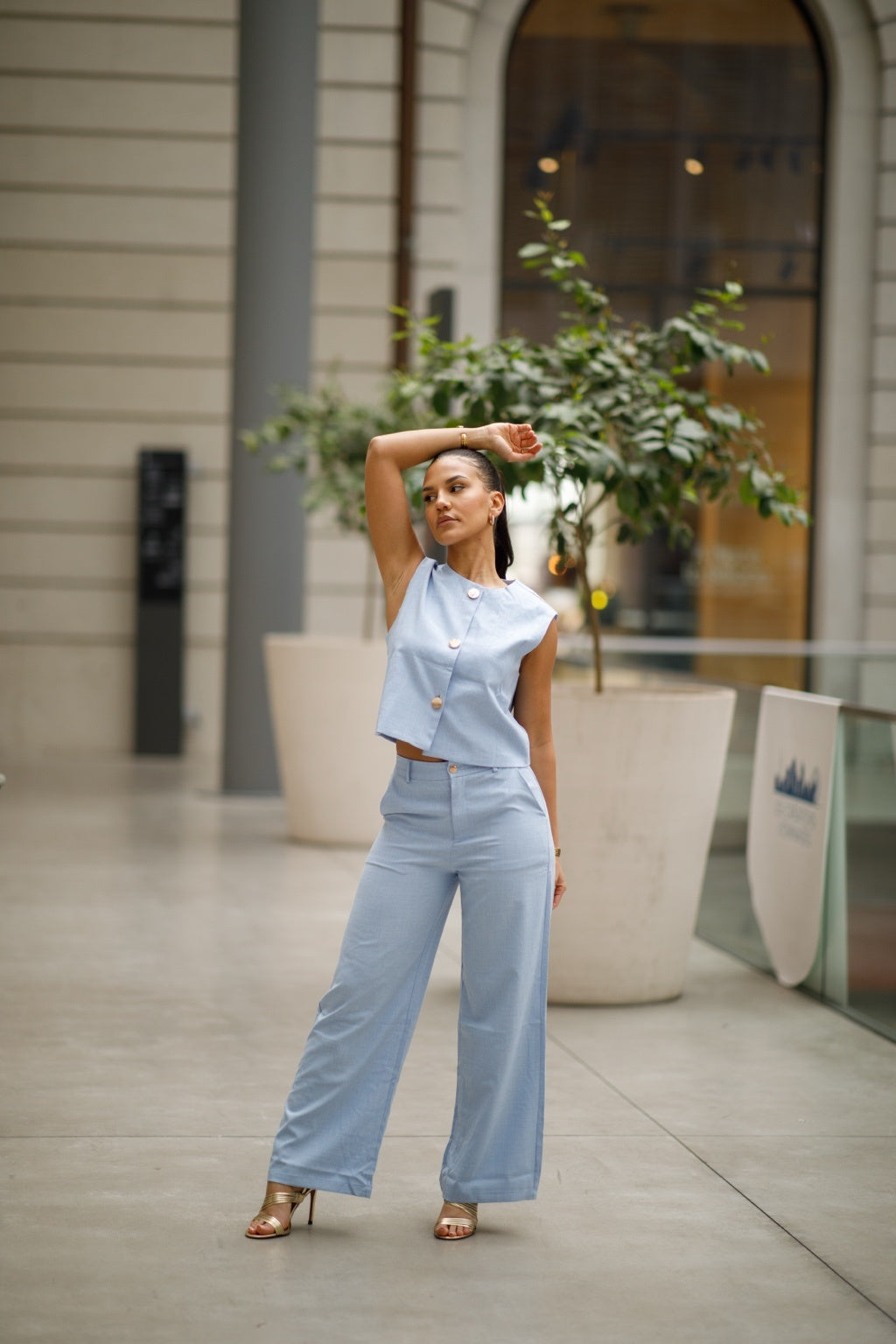 Ensemble Tailleur Chic Bleu Ciel – Pantalon & Top Boutonné