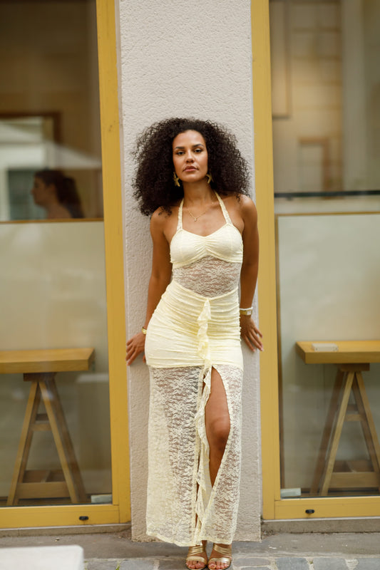 Robe longue jaune pastel en dentelle – Dos nu et fente élégante