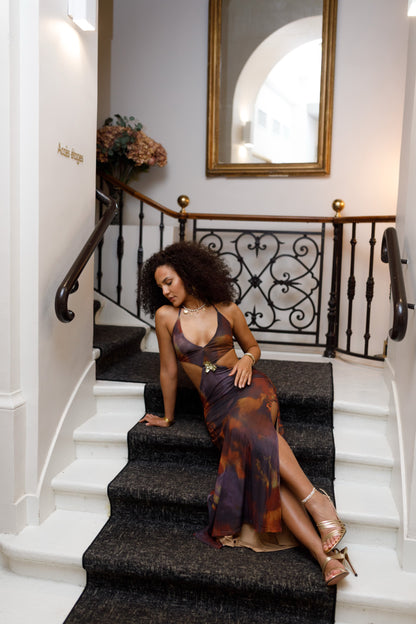 Robe longue imprimée – Détail fleur & dos nu