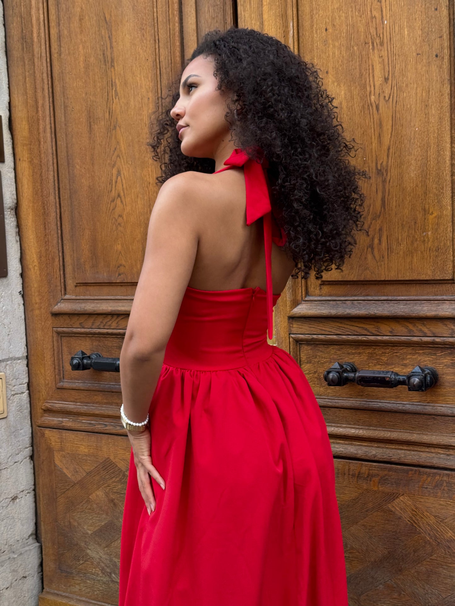 Robe rouge patineuse mi-longue – Dos nu & nœuds perles