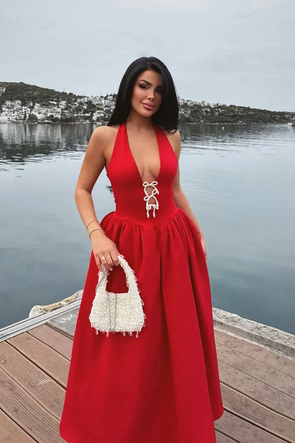 Robe rouge patineuse mi-longue – Dos nu & nœuds perles