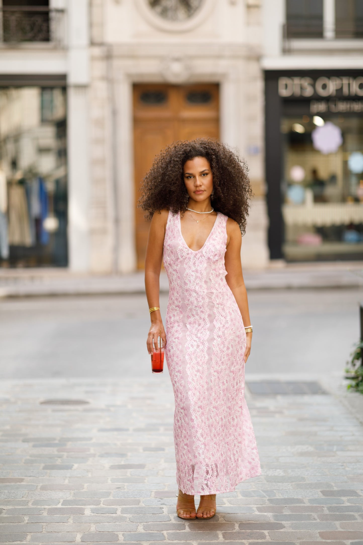 Robe longue rose en dentelle fleurie – Dos