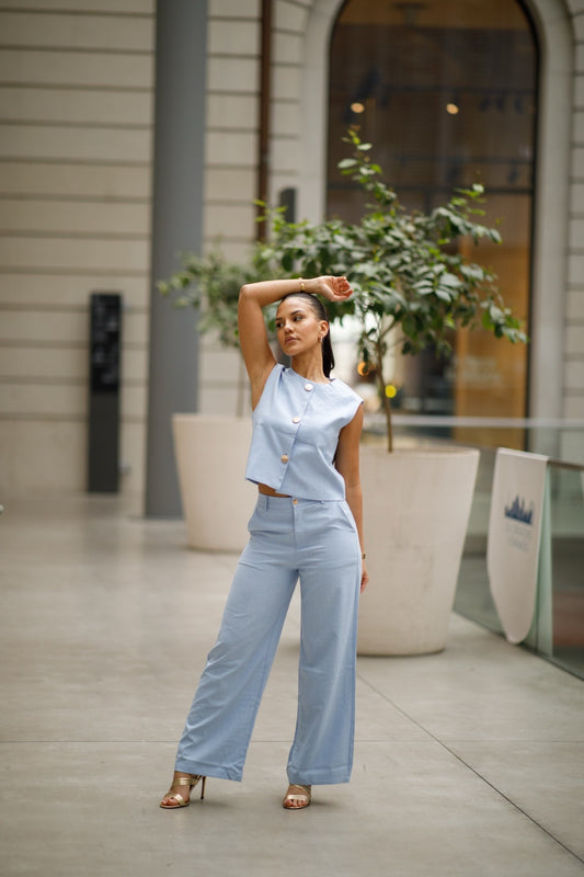 Ensemble Tailleur Chic  Bleu Ciel – Pantalon  & Top Boutonné