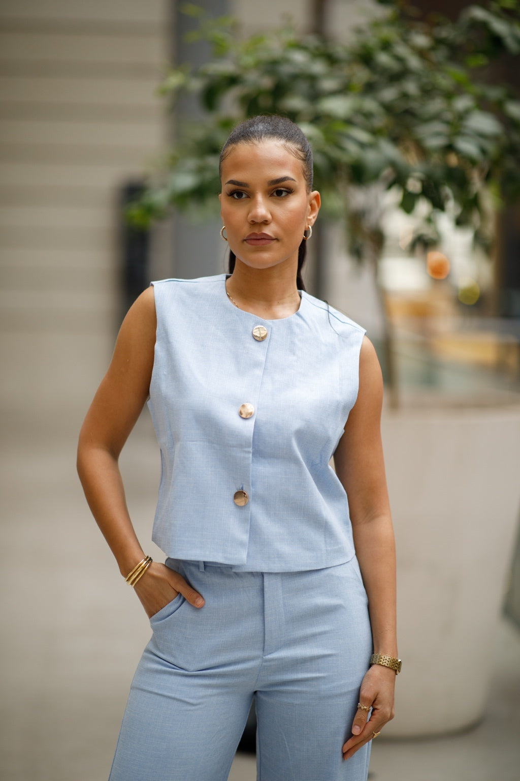 Ensemble Tailleur Chic  Bleu Ciel – Pantalon  & Top Boutonné