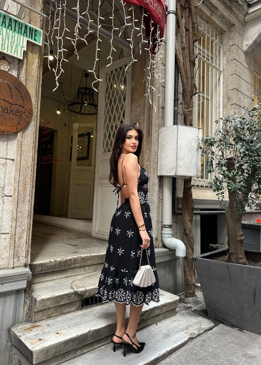 Robe Mi-Longue Noire Dos Nu - Col V avec Détails Brodés