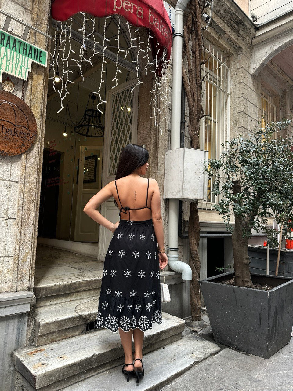 Robe Mi-Longue Noire Dos Nu - Col V avec Détails Brodés
