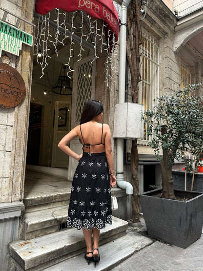 Robe Mi-Longue Noire Dos Nu - Col V avec Détails Brodés